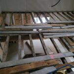Rénovation d'une grange avec une pose clouée de parquet massif sur poutres existantes sur lambourdes