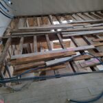 Rénovation d'une grange avec une pose clouée de parquet massif sur poutres existantes sur lambourdes