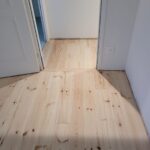 Rénovation d'une grange avec une pose clouée de parquet massif sur poutres existantes sur lambourdes