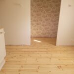 Rénovation d'une grange avec une pose clouée de parquet massif sur poutres existantes sur lambourdes