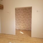 Rénovation d'une grange avec une pose clouée de parquet massif sur poutres existantes sur lambourdes