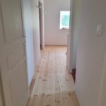 Rénovation d'une grange avec une pose clouée de parquet massif sur poutres existantes sur lambourdes
