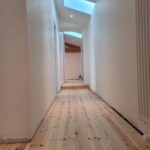 Rénovation d'une grange avec une pose clouée de parquet massif sur poutres existantes sur lambourdes