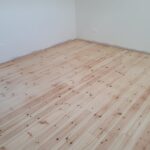 Rénovation d'une grange avec une pose clouée de parquet massif sur poutres existantes sur lambourdes