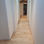 Rénovation d'une grange avec une pose clouée de parquet massif sur poutres existantes sur lambourdes