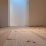 Rénovation d'une grange avec une pose clouée de parquet massif sur poutres existantes sur lambourdes
