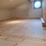Rénovation d'une grange avec une pose clouée de parquet massif sur poutres existantes sur lambourdes