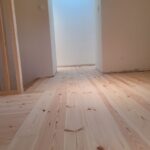 Rénovation d'une grange avec une pose clouée de parquet massif sur poutres existantes sur lambourdes