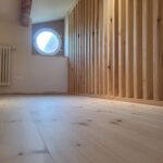 Rénovation d'une grange avec une pose clouée de parquet massif sur poutres existantes sur lambourdes