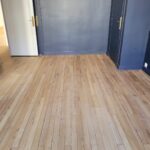 Ponçage vitrification de parquet et pose collée de parquet Listone Giordano Biancospino NaturPlus2 pour la cuisine
