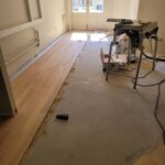 Ponçage vitrification de parquet et pose collée de parquet Listone Giordano Biancospino NaturPlus2 pour la cuisine