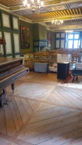 Remplacement d'une partie du parquet Style Panneau Castel suite à un dégat des eaux puis ponçage et vitrification de l'ensemble.