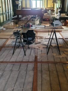 Remplacement d'une partie du parquet Style Panneau Castel suite à un dégat des eaux puis ponçage et vitrification de l'ensemble.