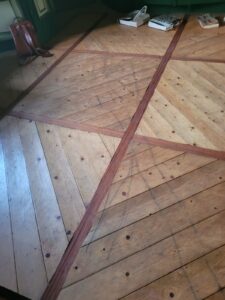 Remplacement d'une partie du parquet Style Panneau Castel suite à un dégat des eaux puis ponçage et vitrification de l'ensemble.