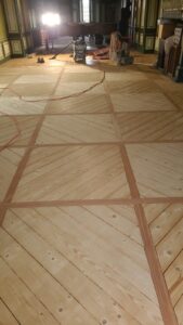 Remplacement d'une partie du parquet Style Panneau Castel suite à un dégat des eaux puis ponçage et vitrification de l'ensemble.