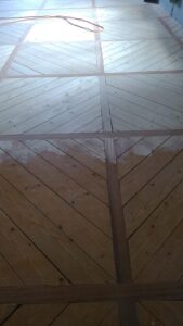 Remplacement d'une partie du parquet Style Panneau Castel suite à un dégat des eaux puis ponçage et vitrification de l'ensemble.