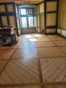 Remplacement d'une partie du parquet Style Panneau Castel suite à un dégat des eaux puis ponçage et vitrification de l'ensemble.