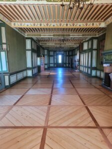 Remplacement d'une partie du parquet Style Panneau Castel suite à un dégat des eaux puis ponçage et vitrification de l'ensemble.