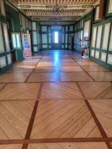 Remplacement d'une partie du parquet Style Panneau Castel suite à un dégat des eaux puis ponçage et vitrification de l'ensemble.