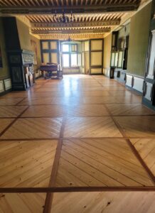 Remplacement d'une partie du parquet Style Panneau Castel suite à un dégat des eaux puis ponçage et vitrification de l'ensemble.
