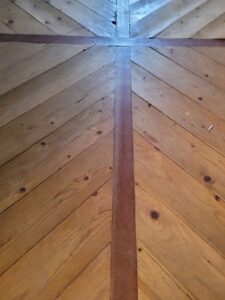 Remplacement d'une partie du parquet Style Panneau Castel suite à un dégat des eaux puis ponçage et vitrification de l'ensemble.