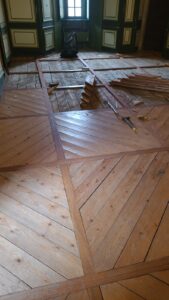 Remplacement d'une partie du parquet Style Panneau Castel suite à un dégat des eaux puis ponçage et vitrification de l'ensemble.