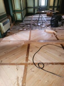 Remplacement d'une partie du parquet Style Panneau Castel suite à un dégat des eaux puis ponçage et vitrification de l'ensemble.