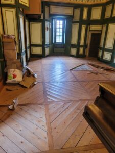 Remplacement d'une partie du parquet Style Panneau Castel suite à un dégat des eaux puis ponçage et vitrification de l'ensemble.