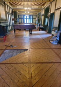 Remplacement d'une partie du parquet Style Panneau Castel suite à un dégat des eaux puis ponçage et vitrification de l'ensemble.