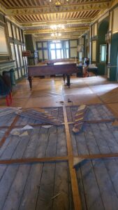 Remplacement d'une partie du parquet Style Panneau Castel suite à un dégat des eaux puis ponçage et vitrification de l'ensemble.