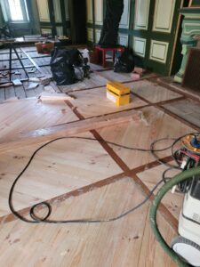 Remplacement d'une partie du parquet Style Panneau Castel suite à un dégat des eaux puis ponçage et vitrification de l'ensemble.