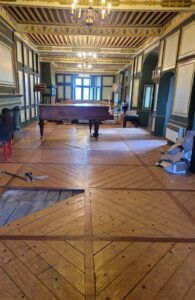 Remplacement d'une partie du parquet Style Panneau Castel suite à un dégat des eaux puis ponçage et vitrification de l'ensemble.