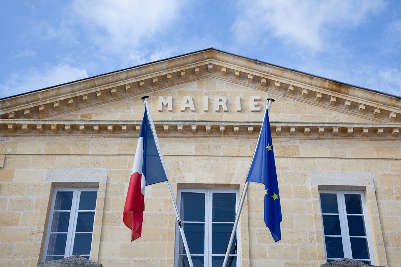 Jolie mairie avec drapeaux