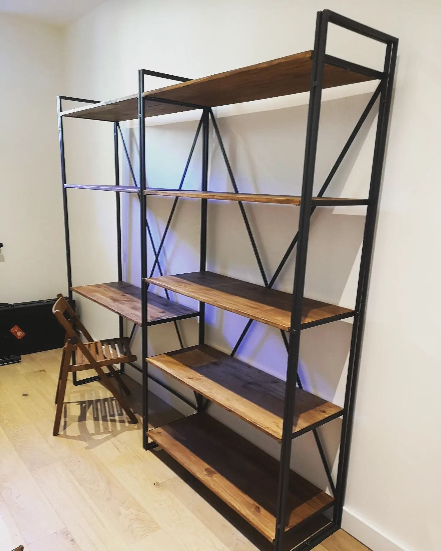 Fabrication d'un meuble sur mesure en acier plein.