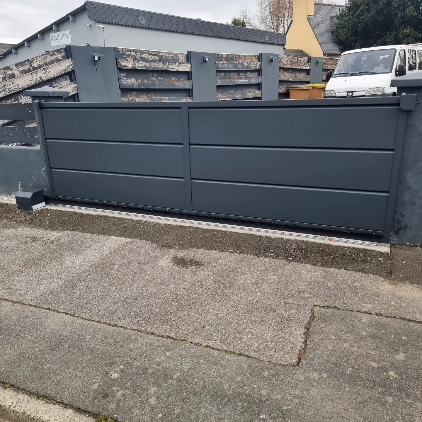 Portail coulissant avec parements en aluminium