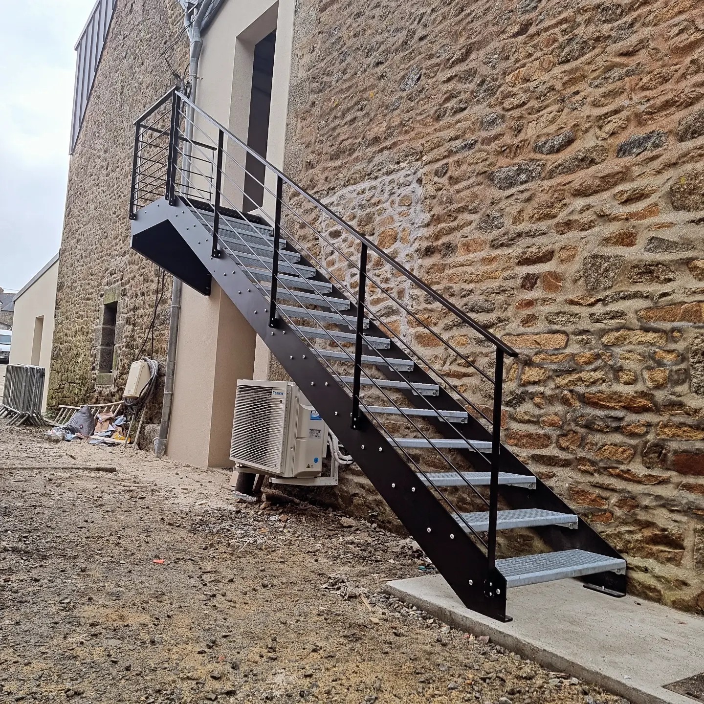 escalier extérieur en acier thermo-laqué