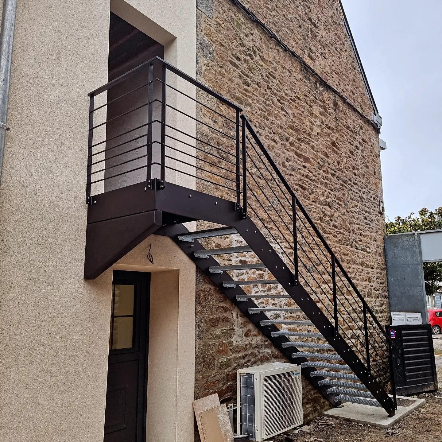 escalier extérieur en acier thermo-laqué0