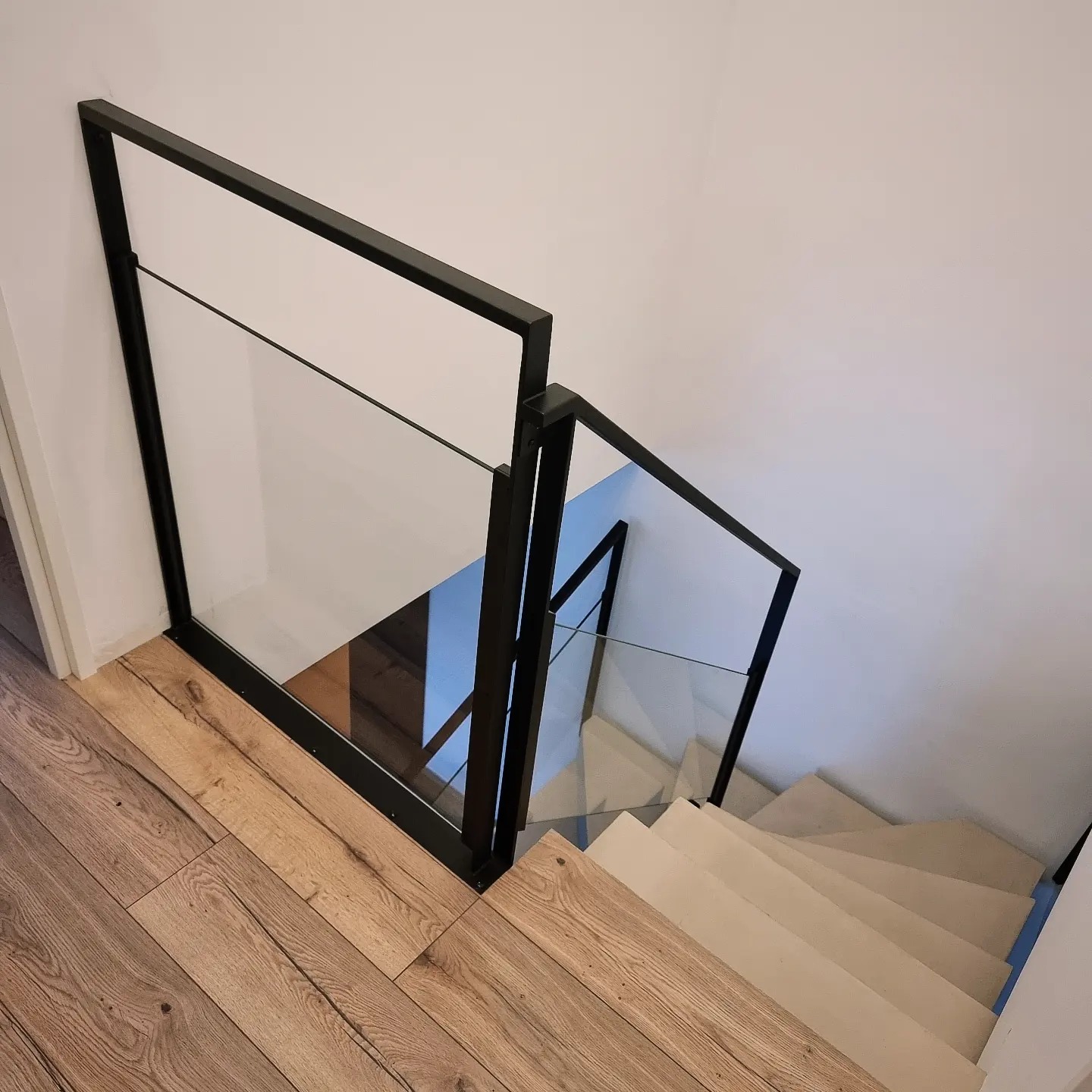 rambardes d'escalier en acier vitré2