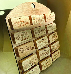 CARTE EN BOIS - PRESENTOIR 