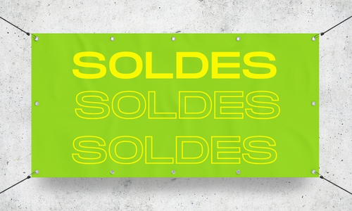 bâche publicitaire mettant en avant des soldes