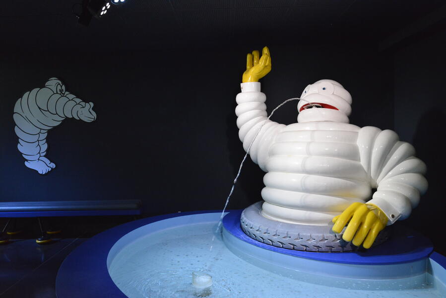Photo de Bibendum, mascotte centenaire de Michelin et avant-garde des produits dérivés