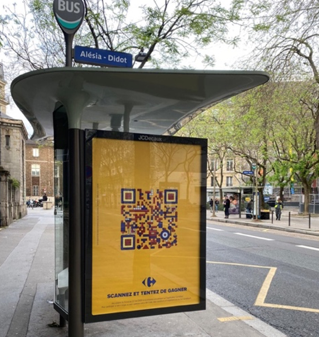 Abribus contenant un affichage de la marque Carrefour avec leur campagne "La course aux QR Codes"