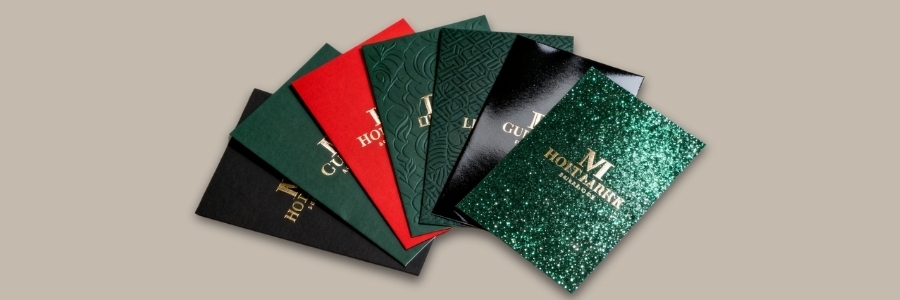 différentes qualité et finitions de papier : paillettes, dorures, embossage, gaufrage, vernis brillant, vernis mat