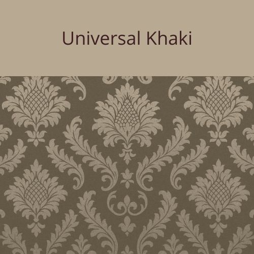 Présentation d'Universal Khaki avec une image d'un tissu noble avec des arabesques du même ton pour montrer l'origine de l'inspiration de cette couleur
