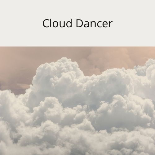 Présentation de cloud dancer avec une image de nuages du même ton pour montrer l'origine de l'inspiration de cette couleur