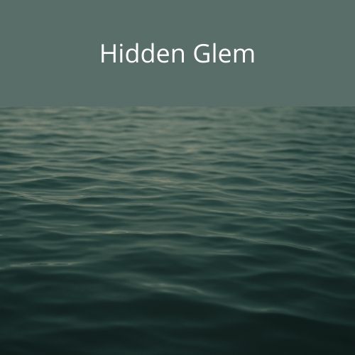 Présentation de la couleur Hidden Glem avec une image de surface d'un plan d'eau du même ton pour montrer l'origine de l'inspiration de cette couleur