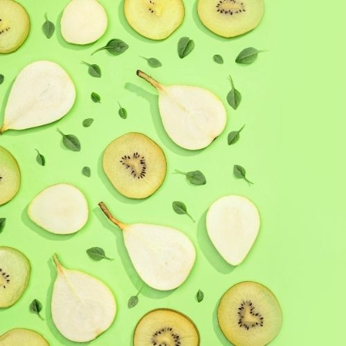 image de poire et de kiwi sur un fond vert clair pour illustrer les tons verts naturels et minéraux