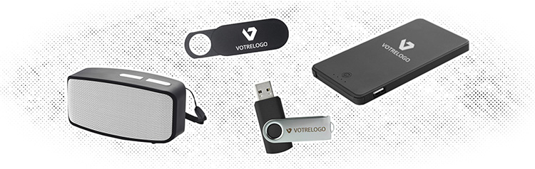 4 goodies technologiques noirs : enceinte, cache-caméra, clé USB et batterie externe sur fond blanc