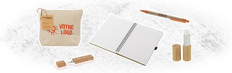 5 goodies écoresponsables beiges : trousse, clé USB, carnet, stylo et baume à lèvres sur fond blanc