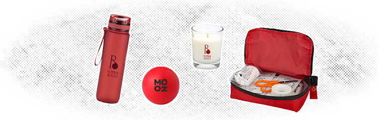 4 goodies bien-être rouges : gourde, balle anti-stress, bougie et kit de secours sur fond blanc